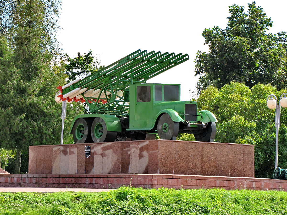 Мемориальный комплекс «Катюша» в Орше, недалеко от места одного из первых её боевых применений. Макет БМ-13 собран с использованием оригинальных деталей гвардейского миномёта и настоящего грузовика ЗиС-6. Фото: Википедия.